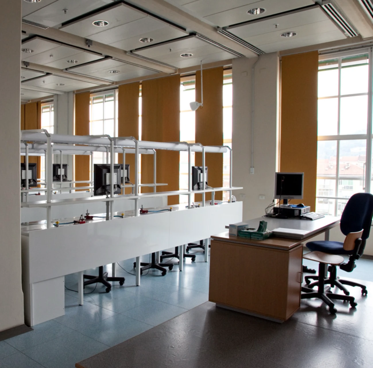 Laboratorio Dental School all’interno del centro Lingotto Torino, banchi attrezzati con computer e ampie finestre luminose.