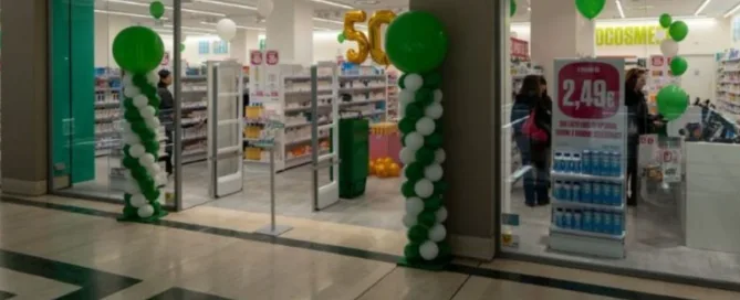 Ingresso del negozio Medi Market al Lingotto Torino con decorazioni verdi e bianche per la nuova apertura.
